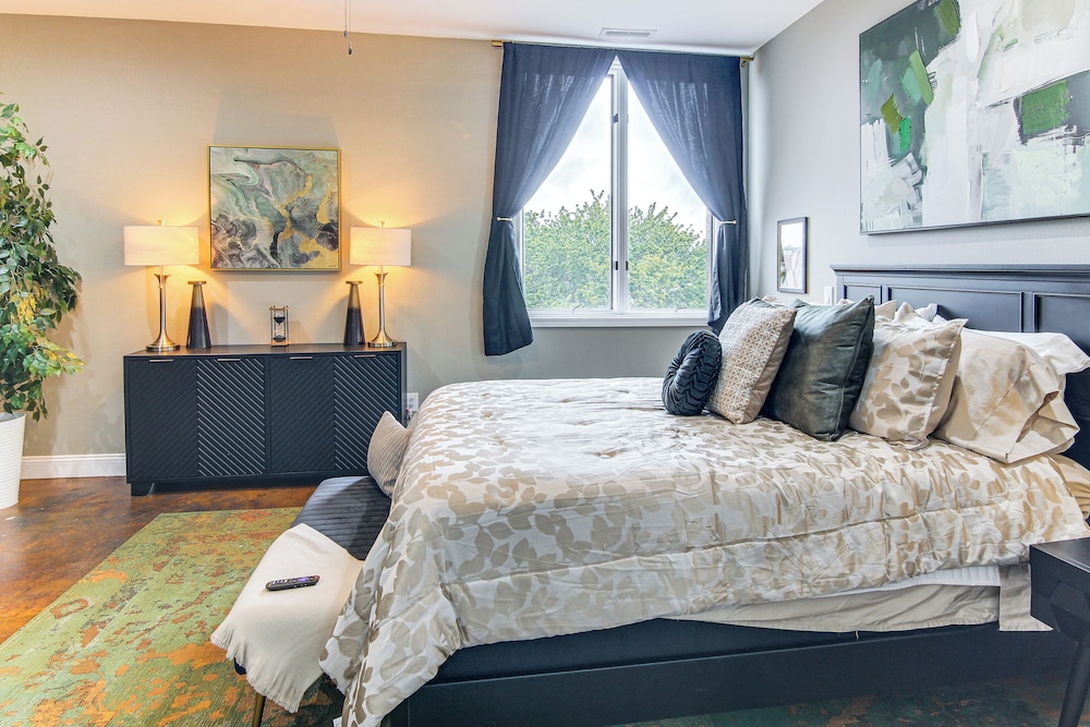 Modern Dtwn Condo w/ Balcony in Hendersonville