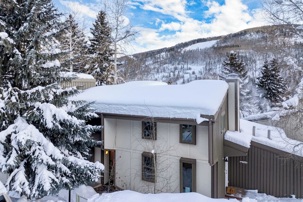 Vail Vista Mountain Retreat w/ Balcony & Views, Near Vail Ski Village