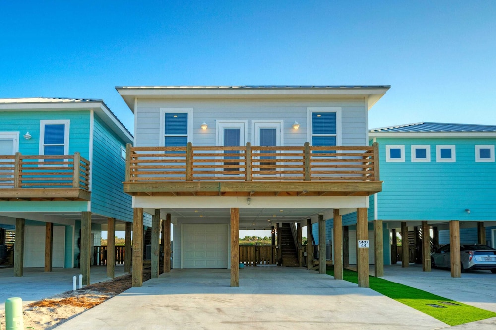 2 Homes, Sleeps 22 2 Private Pools, Firepit, Steps to Beach Boardwalk Access