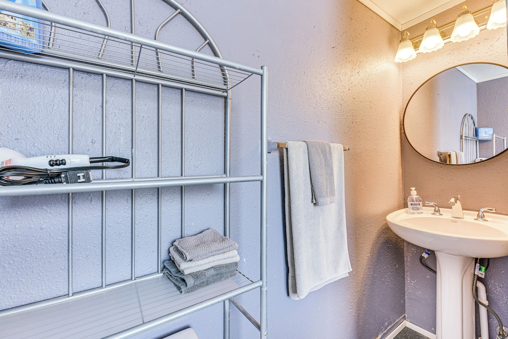 Fort Walton Beach Studio w/ Shared Pool & Patio!