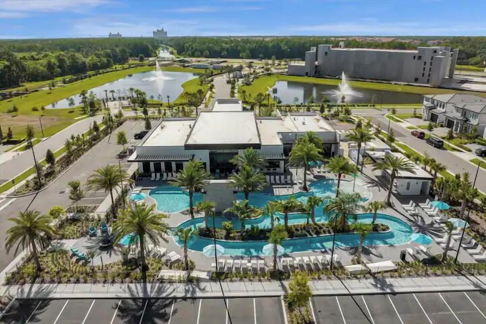 Luxurious 15br Villa With Lake View & Game/theater