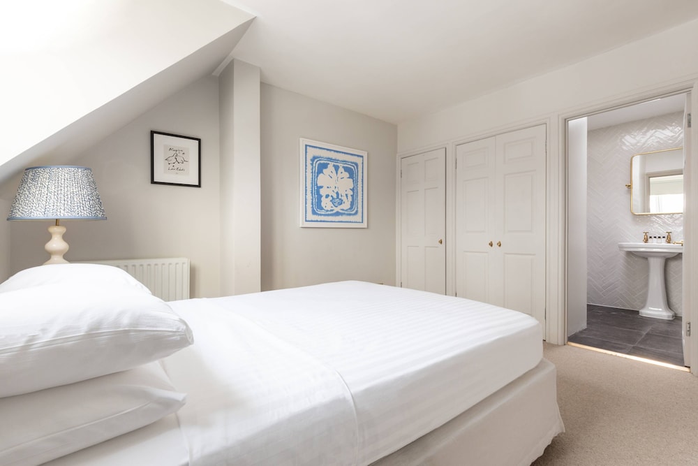 Princes Gate Mews III by Onefinestay