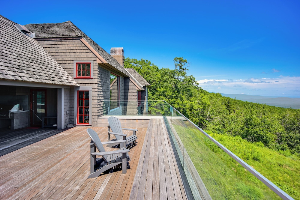 Group-friendly Newbury Stunner: Home Gym, Hot Tub!
