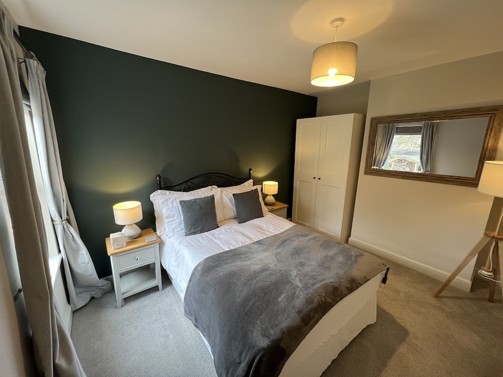 Luxurious Victorian Villa With Parking, Sleeps six view 4