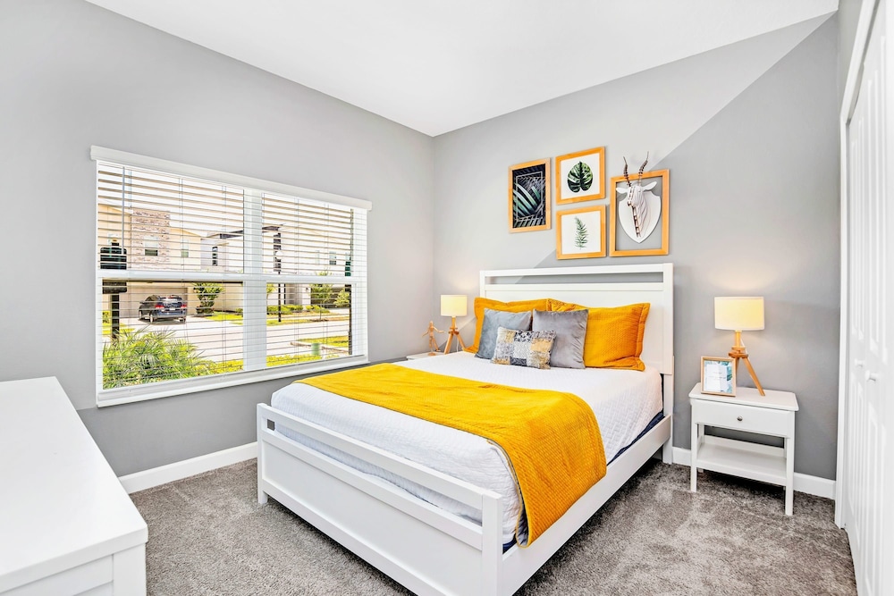 Upstay - Championsgate Home w Pool and Backyard view 3