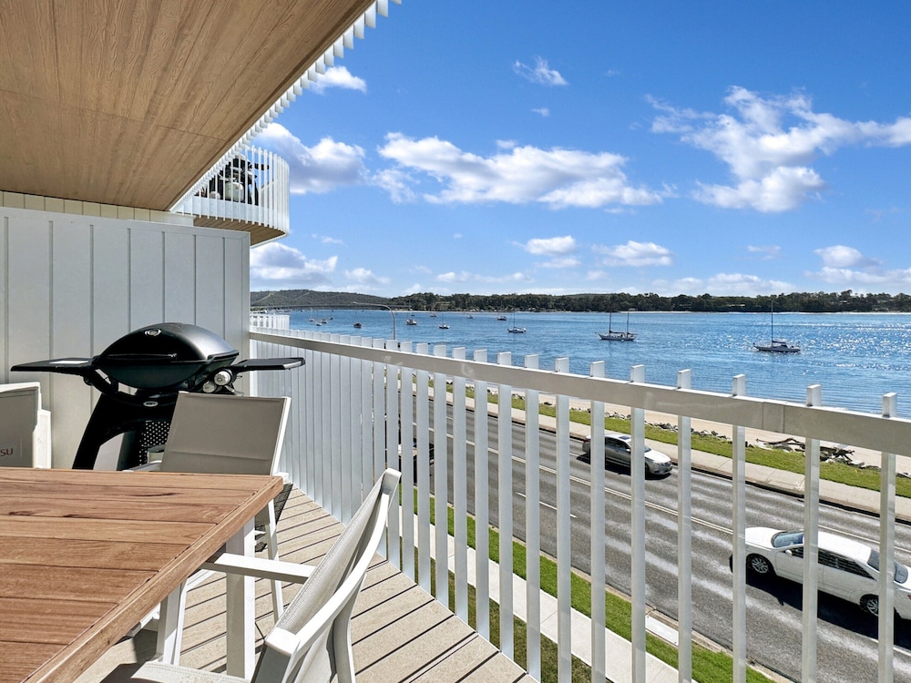 Modern 1-bedroom Apt With Sweeping Water Views