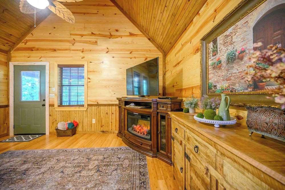 Sunset Ridge Cozy Cabin for 6