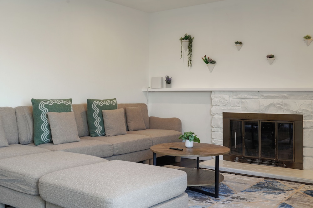 Lakefront Retreat WaterViews 3BR 1.5BA