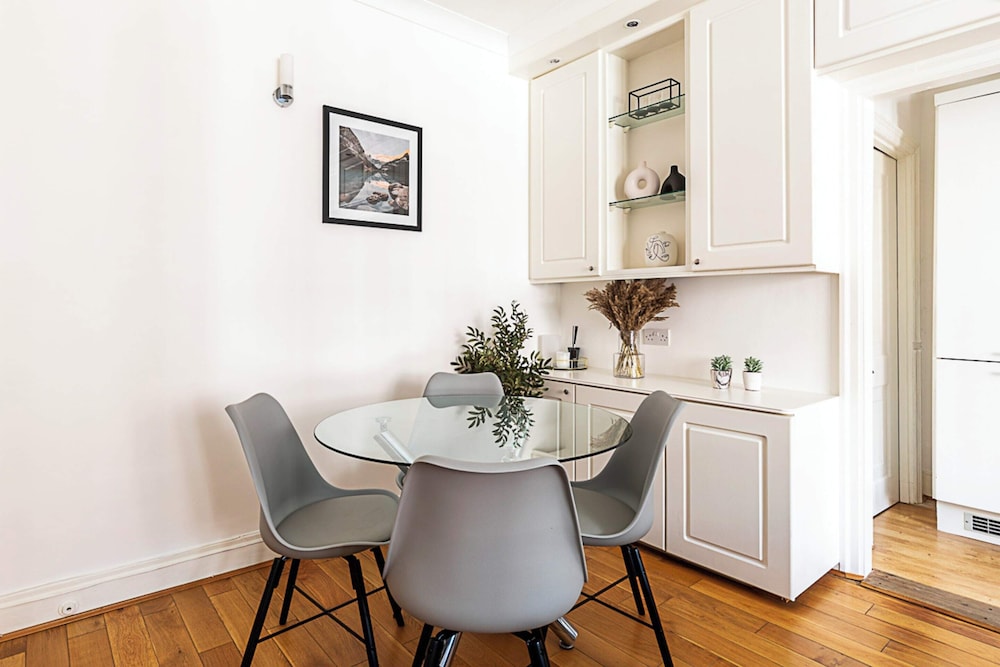 Modern 2 Bedroom Flat Near Queensway