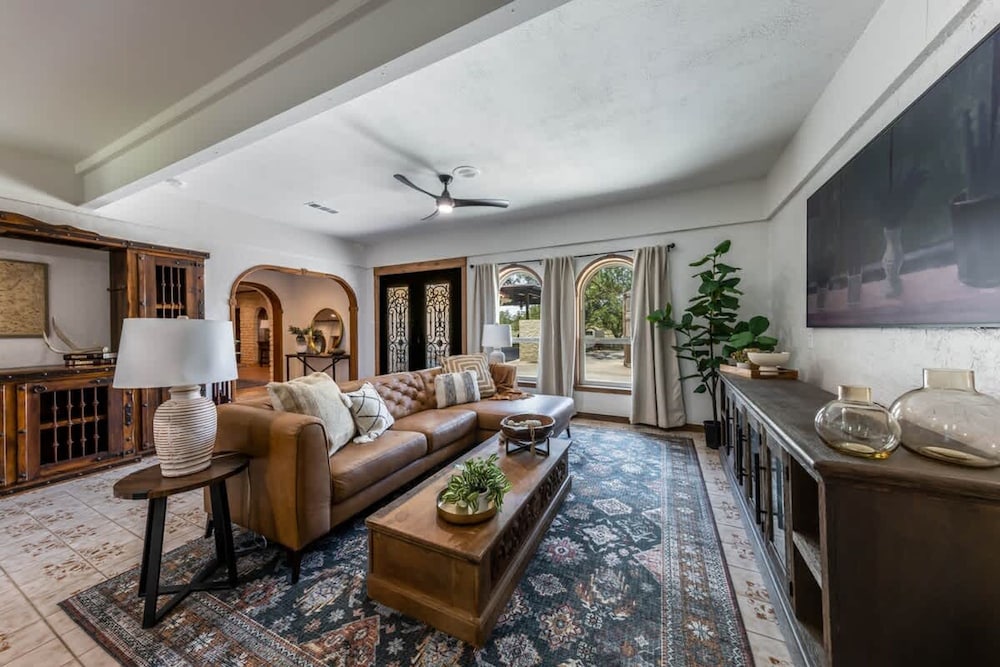 Spacious 90-acre Ranch Ideal for Families Reunions Events Sleeps 13 San Marcos River Access