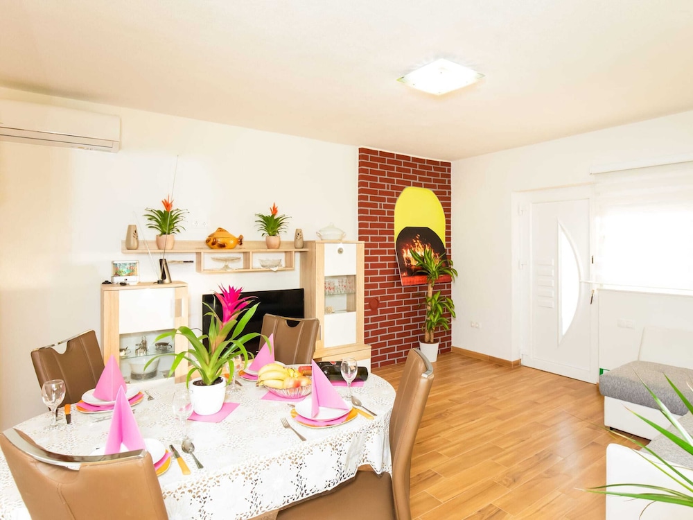 Delightful Apartment in Vir With Garden view 2