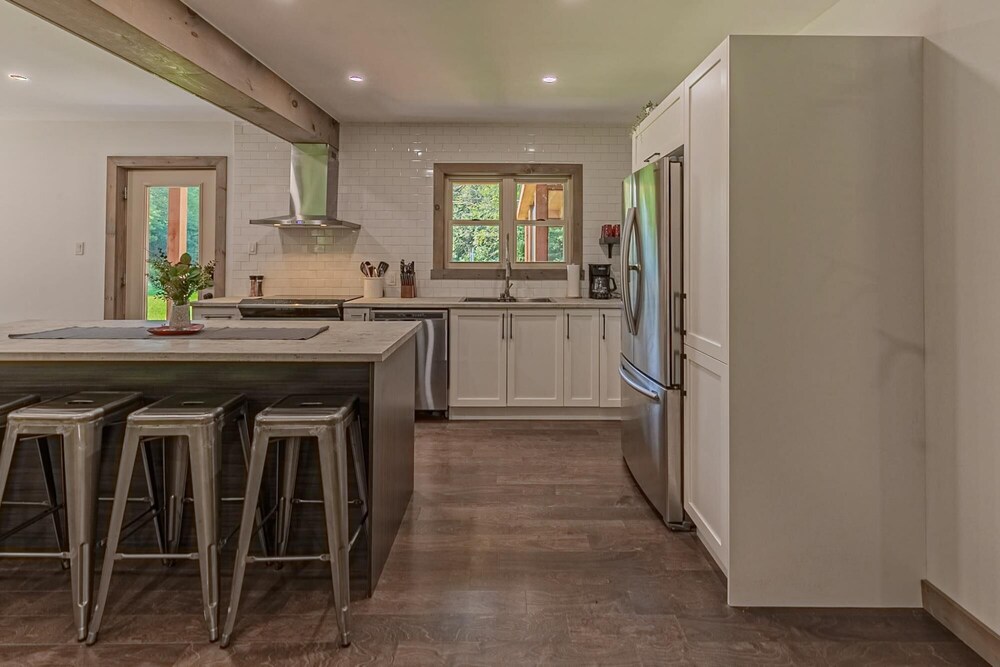 The Corzo - Modern Farmhouse With hot tub