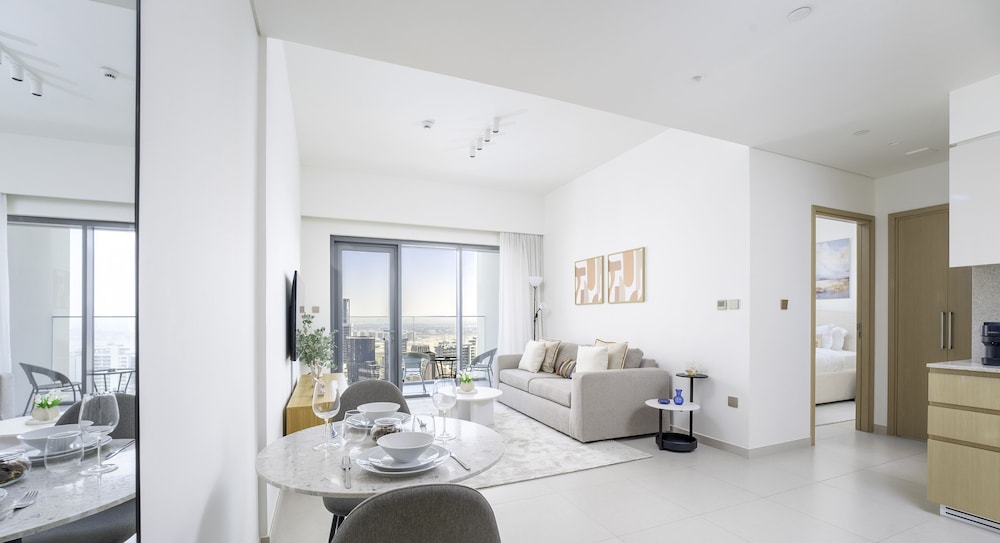 Sleek 1BR in Burj Royale with Canal View