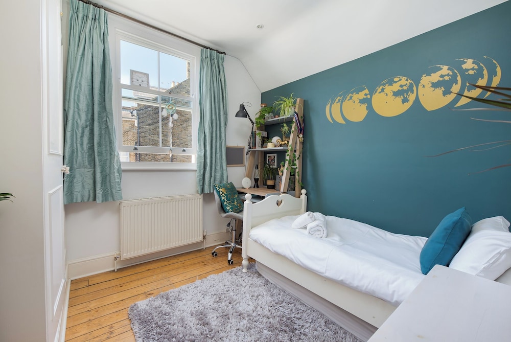 Delightful Family Home in Picturesque Richmond by Underthedoormat view 5