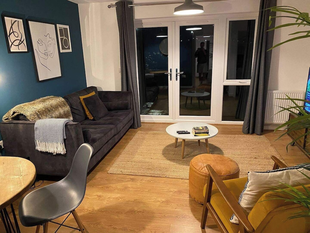 House-sleeps3-parking-garden-petfriendly