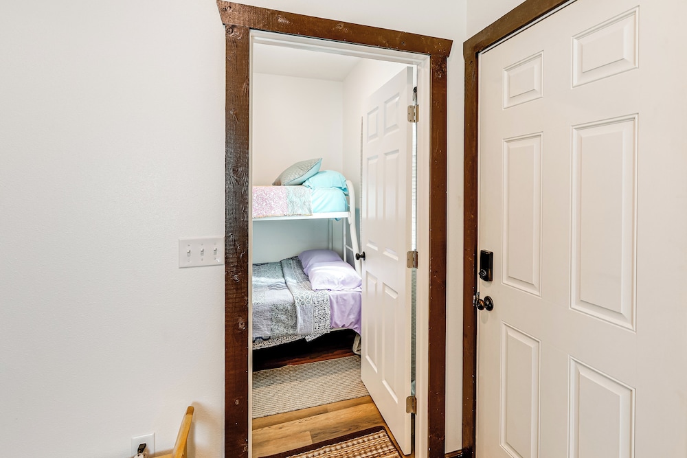 < 2 Mi to Dtwn: Pet-friendly Getaway in Fairbanks