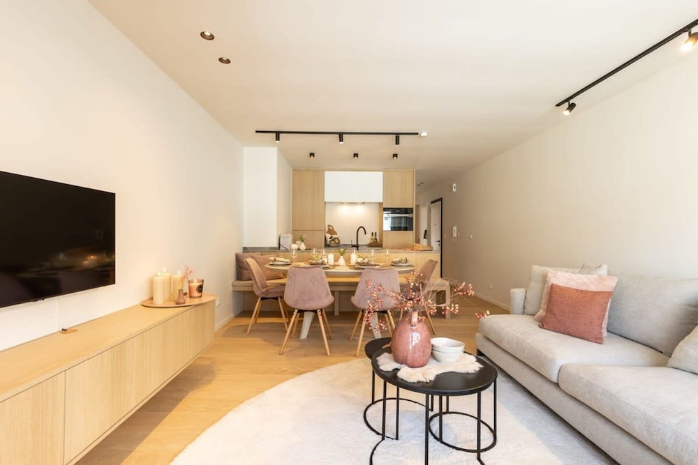 Stunning Apartment on top Location With Parking