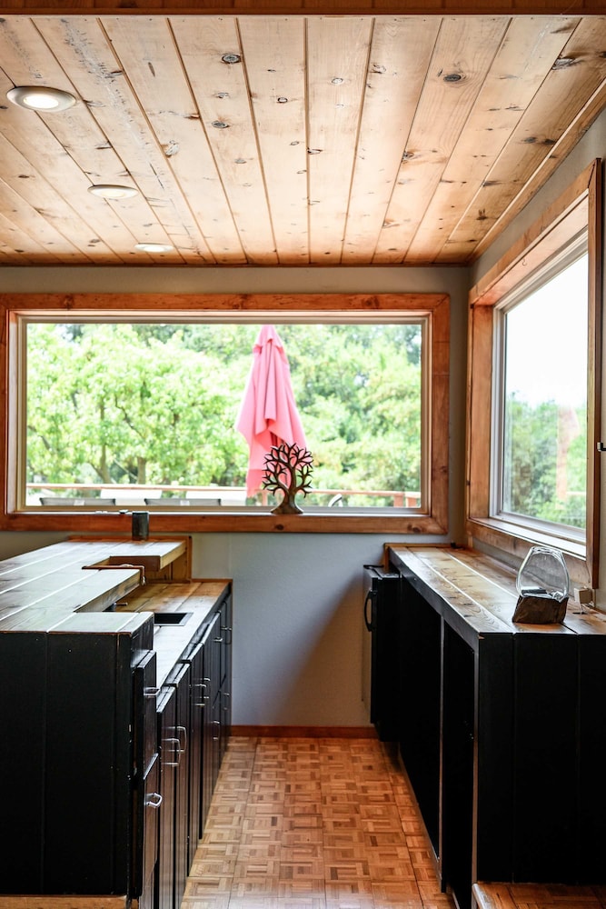 Mountain View Family Retreat w Game Room Scenic Decks