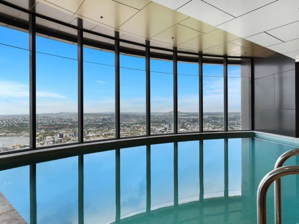 2BR Luxury Skytower Views CBD Pool Gym Netflix