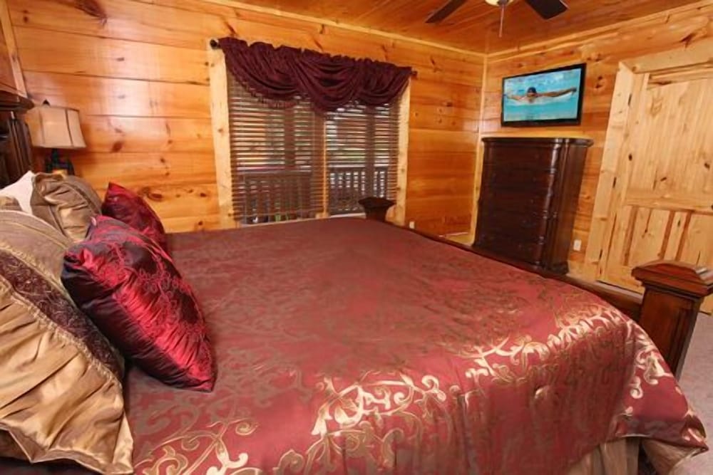 Serenity Mountain Pool 9 Br cabin by RedAwning