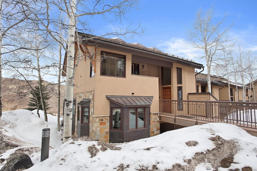 Modern Elegance Townhome With Ultimate Ski Access by The Woodrun V Townhouses by RedAwning view 4
