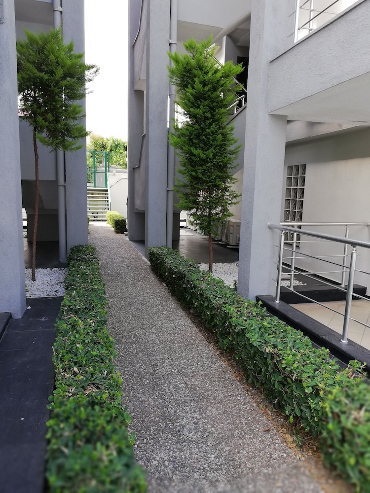 Side Garden Residence