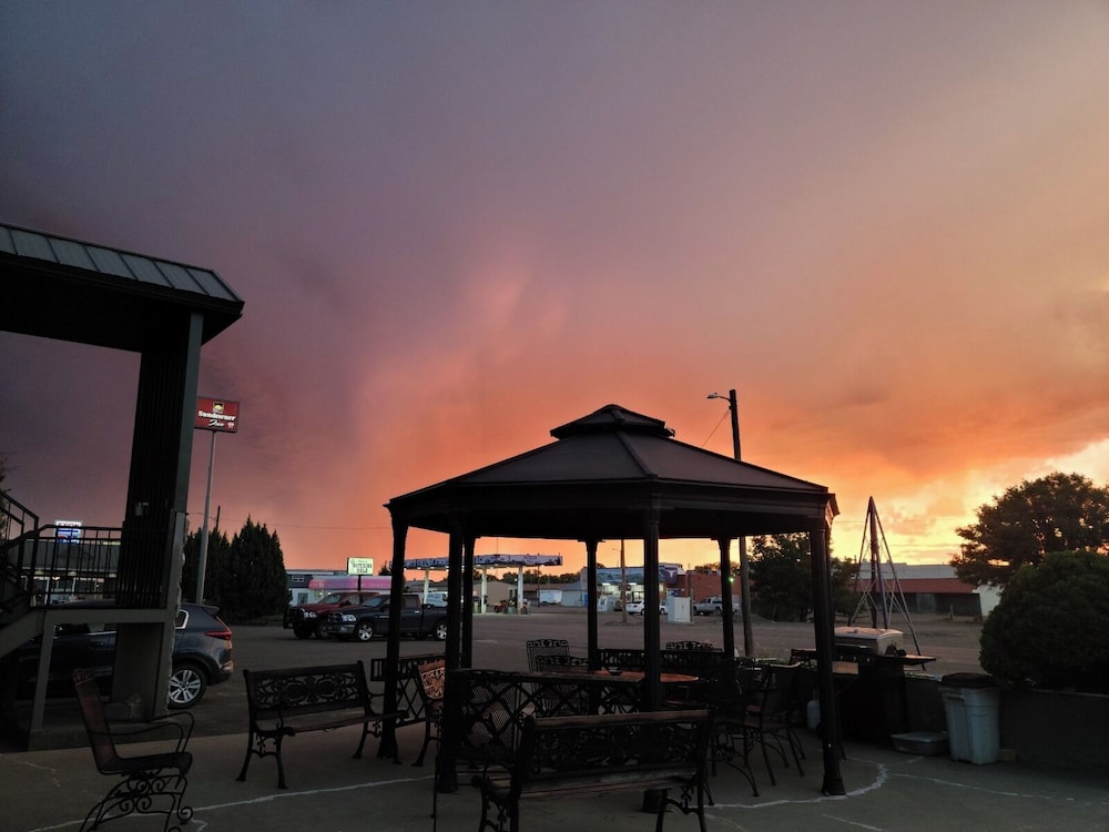 Sundowner Inn by Capital O Forsyth I 94