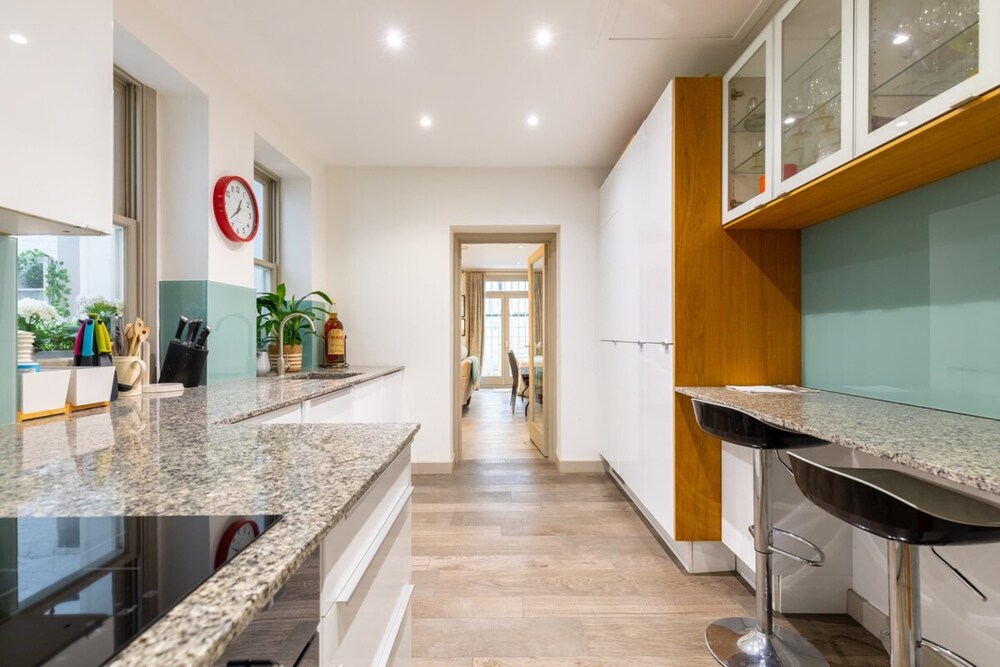 Elegant 2BD Flat 5 Mins to Kensington Gardens!