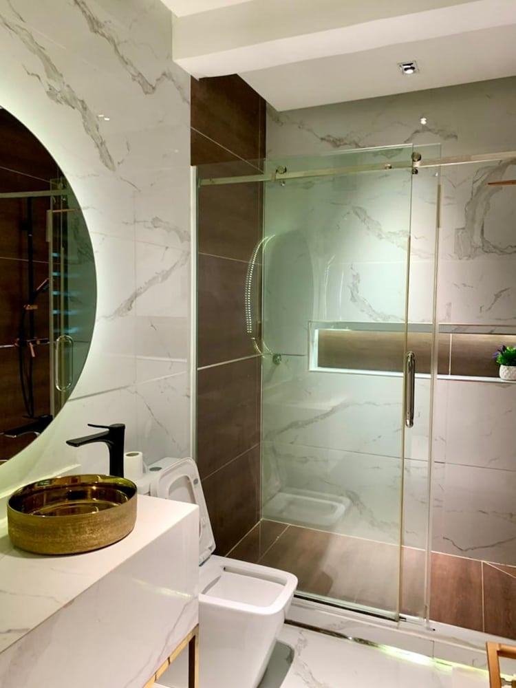 Sujimoto Residences - The AVEs