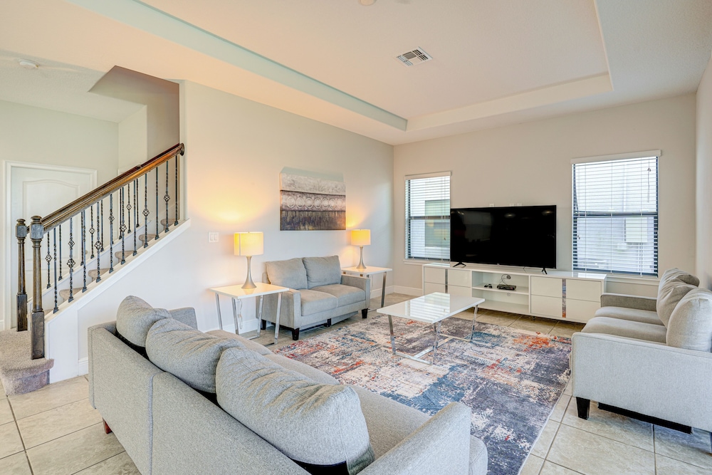 Near Disney & Legoland: Spacious Poolside Oasis!