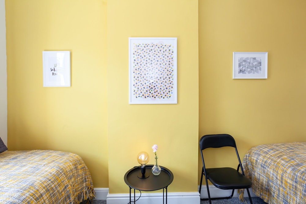 Cosy Home Near Station, Parking, Netflix, Sleeps 5 view 2