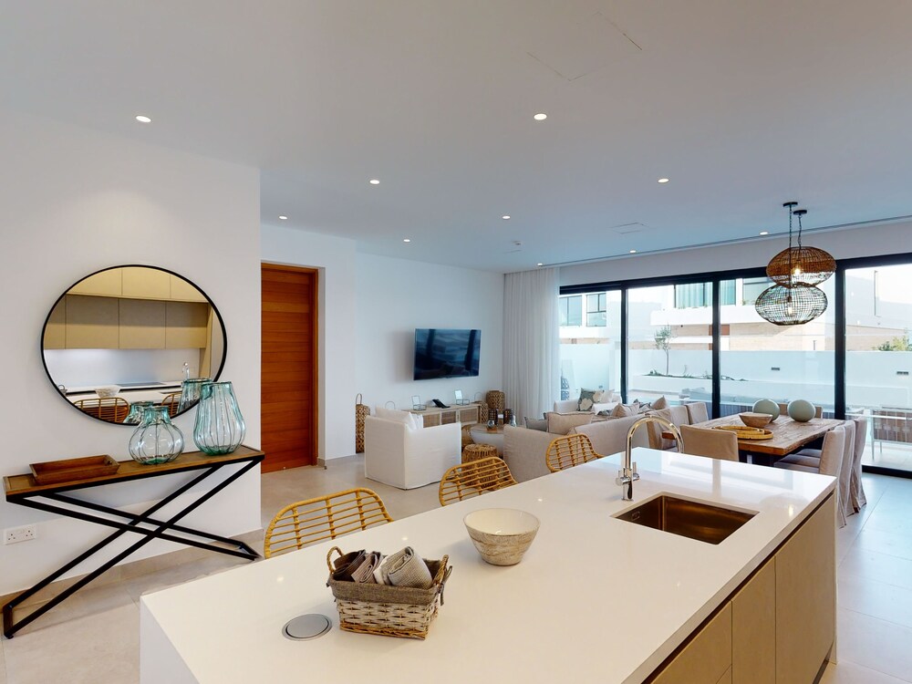 Sanders Konnos Bay Efterpi - Splendid 4-bedroom Villa With a Side Sea View