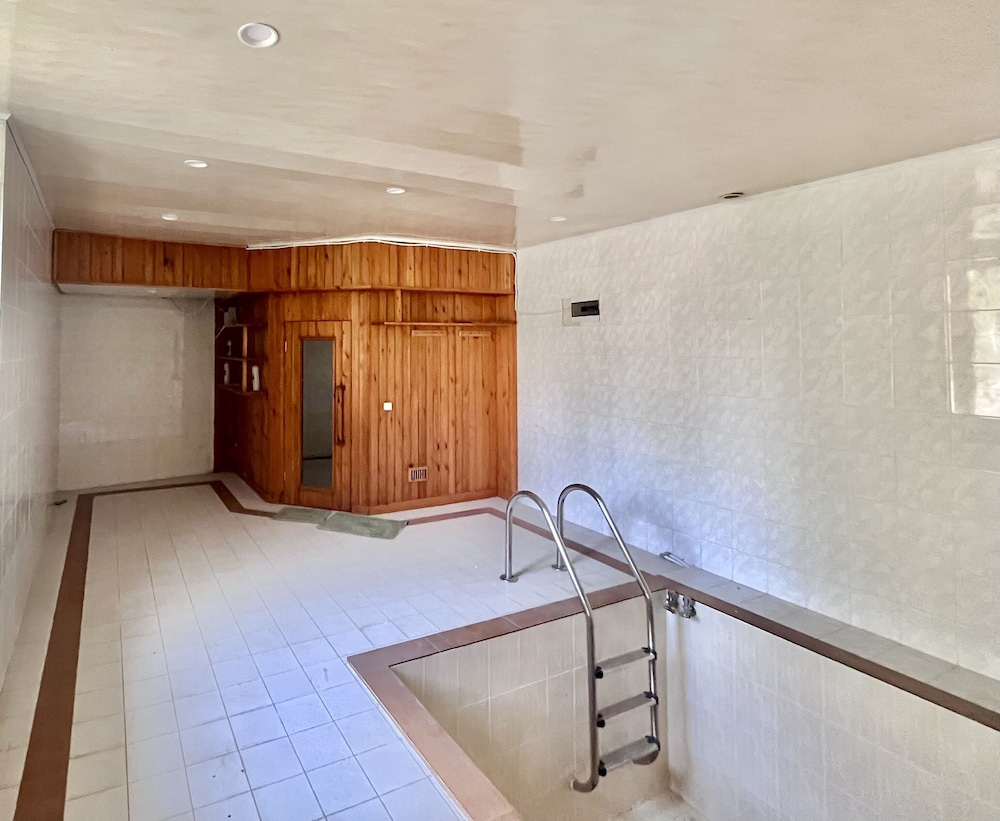 4 Bed Villa Estate Sleeps 7 - Pool, Garden, Sauna