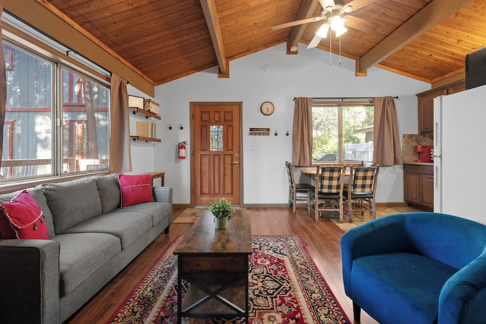 Cute Cozy Cabin