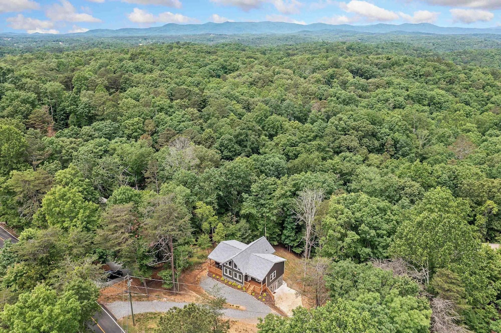 New Listing - Luxurious Mountain Home for 8 With Amenities