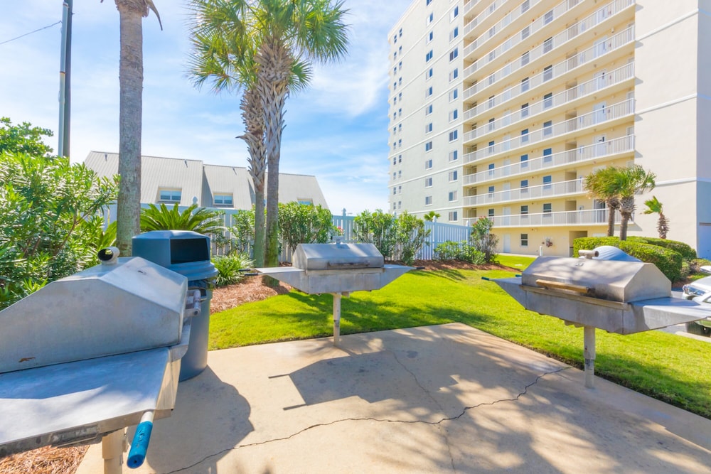 Tradewinds Condos by Hosteeva