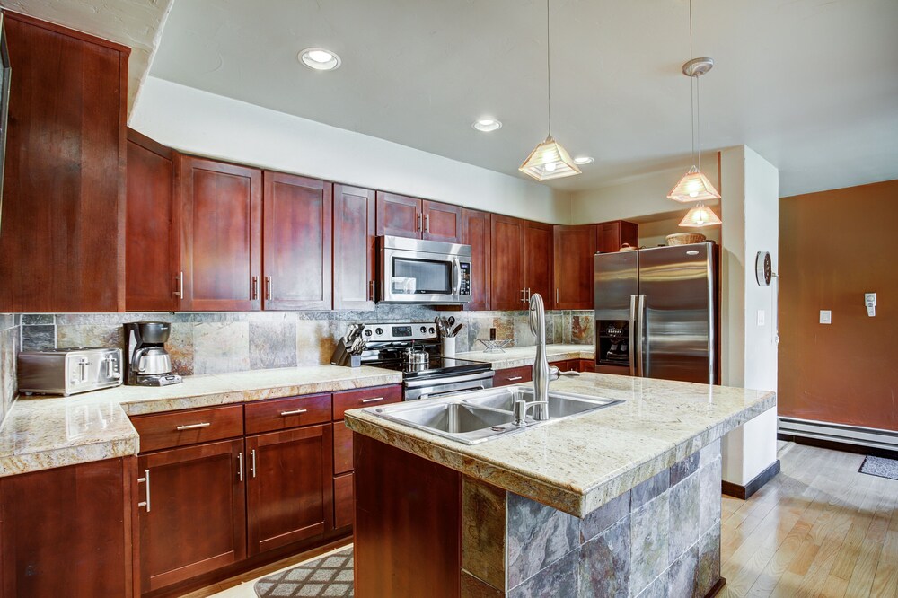 Updated 3br Condo On Shuttle Route! Sleeps 8! 3 Bedroom Condo by Redawning view 4