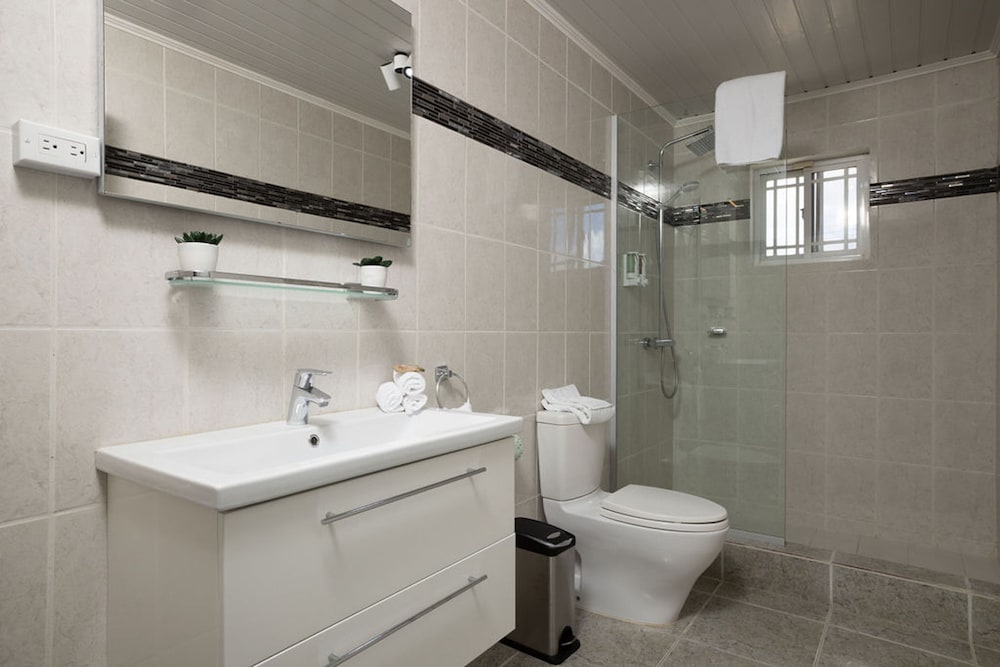 Newly Renovated 4BR 4BA Private Pool Eagle Beach