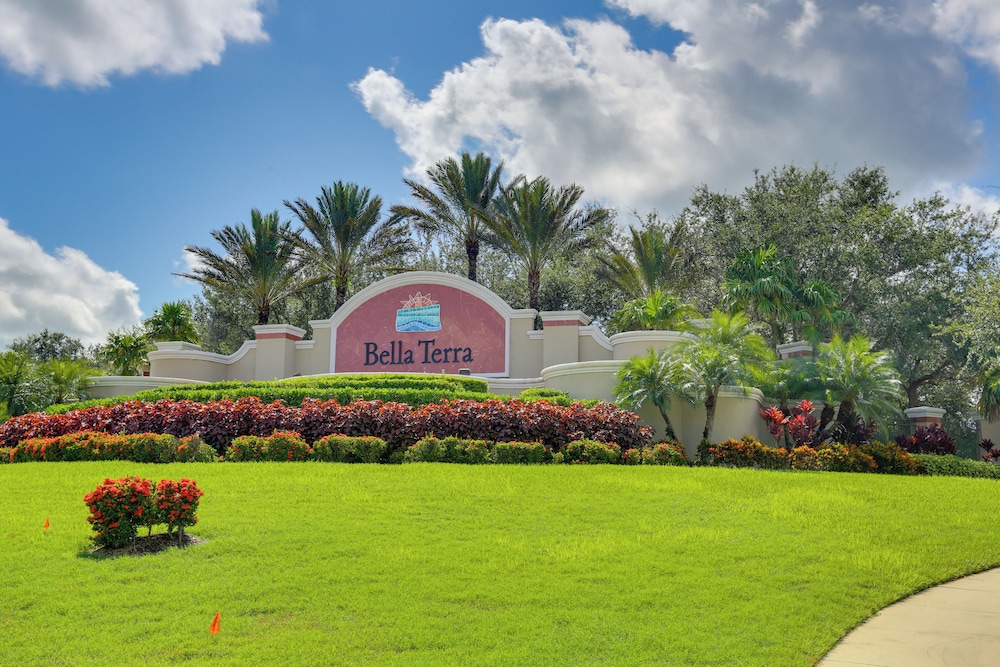 Lake View & Screened Balcony: Estero Getaway!