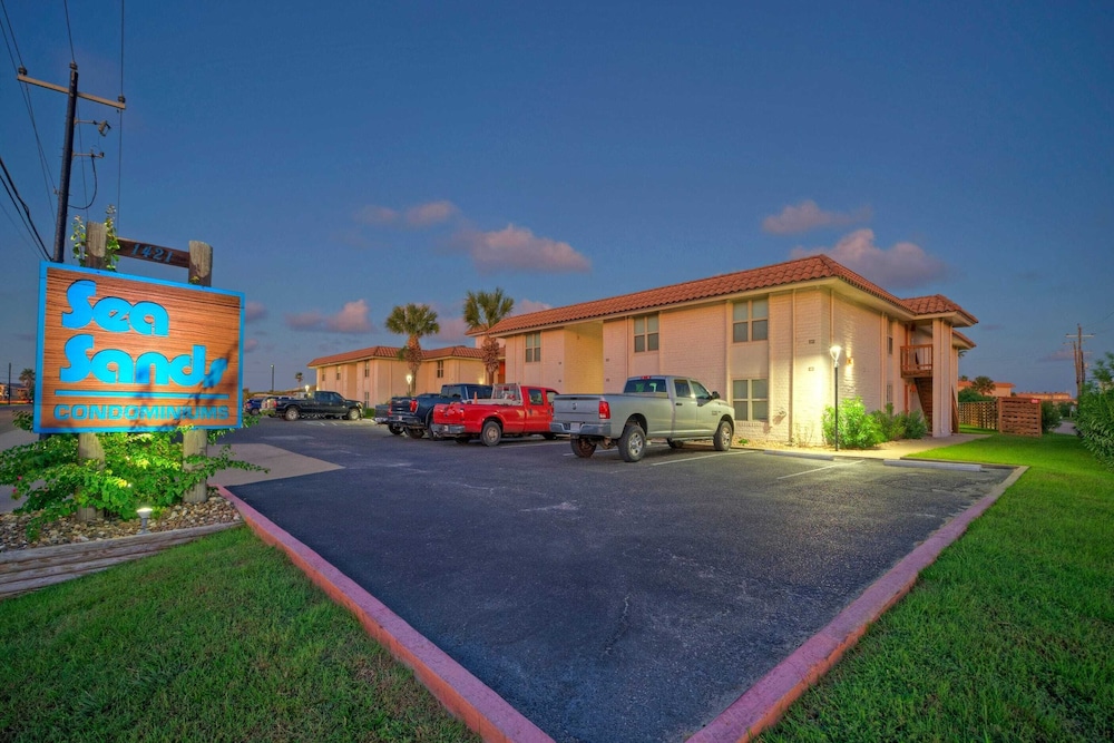 Sleeps 20 3 Condos w/ Beach Access, Pool, Tennis Courts Sea Sands Complex