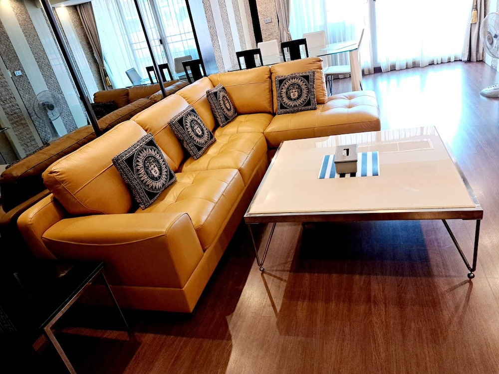 7C - 2 Bedroom Downtown Apartment With Shared Pool