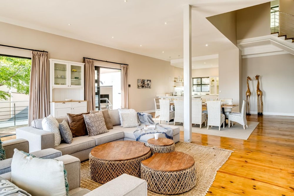 2bed Apt 5min Walk From Camps Bay Central Escape