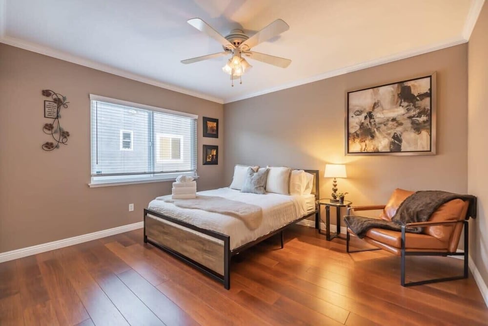 Marbella Lane - Charming 4BR Bungalo for Relaxing Retreat