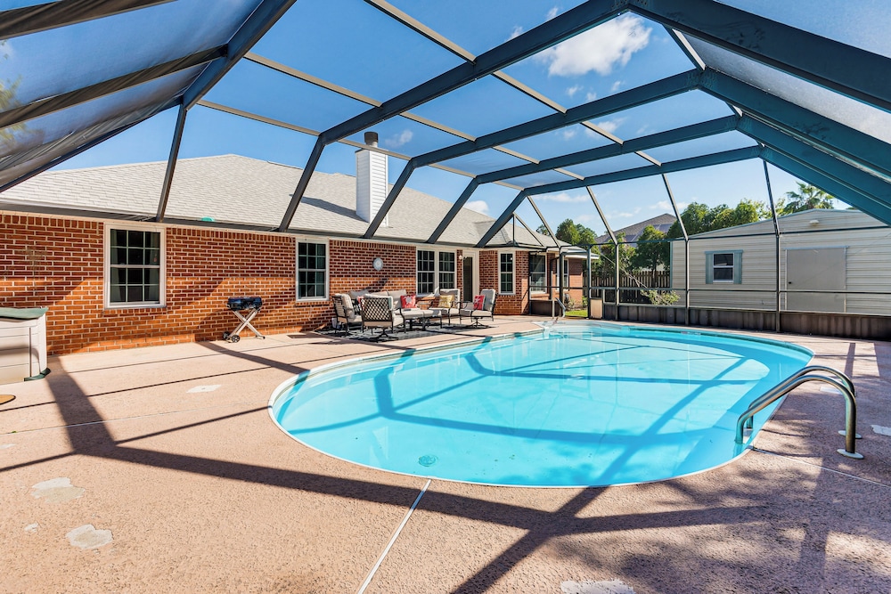 1 Mi to Zoo: 'rustic Bungalow' Gem in Gulf Breeze!
