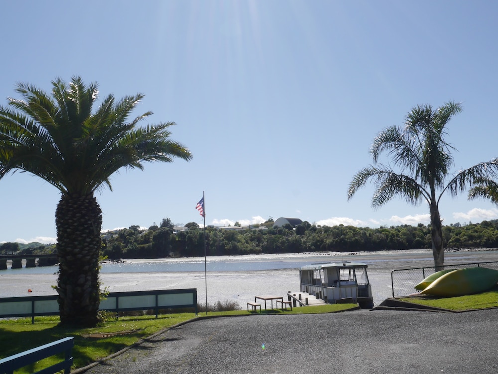 Raglan Palm Beach Motel