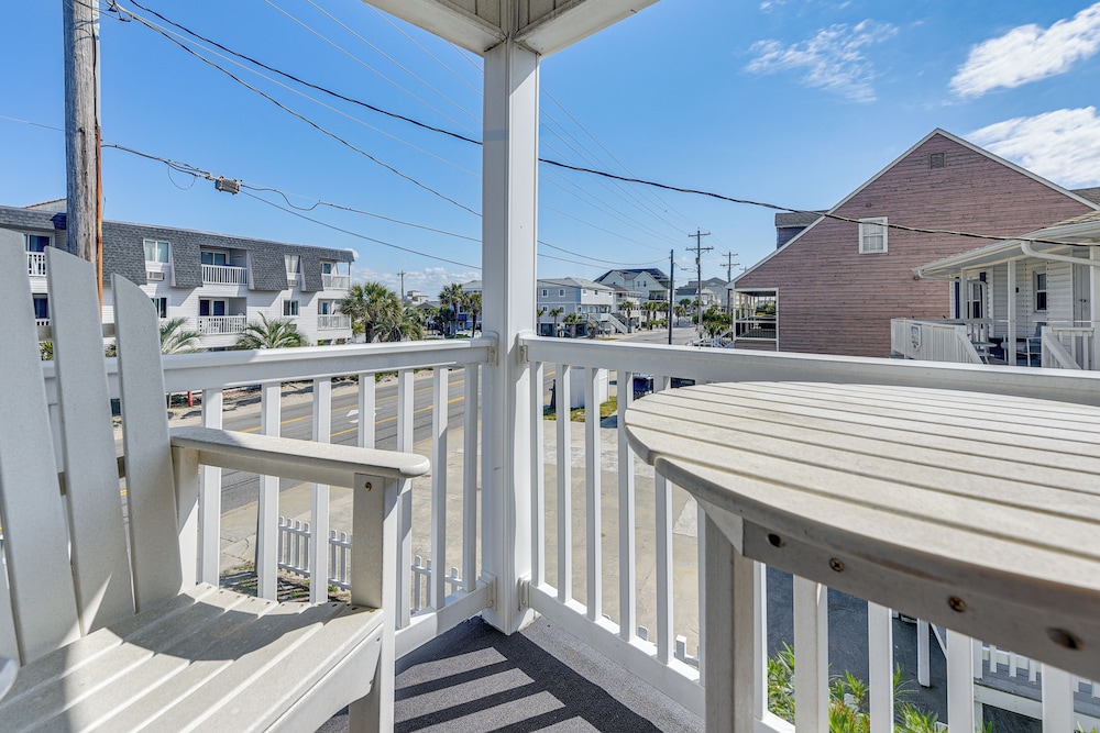 Steps to Beach: NMB Condo w/ Balcony & Pool Access