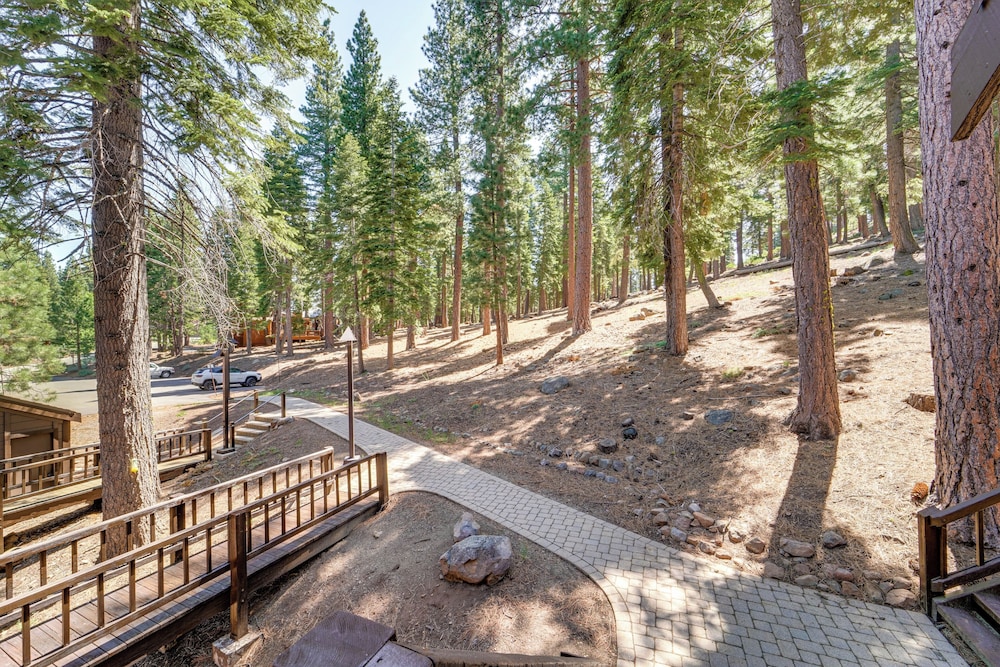 8 Mi to North Tahoe Beach: Truckee Resort Condo