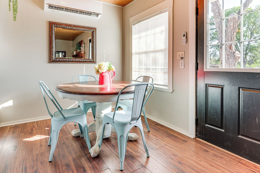 2 Mi to Landa Park: Farmhouse w/ Fire Pit!