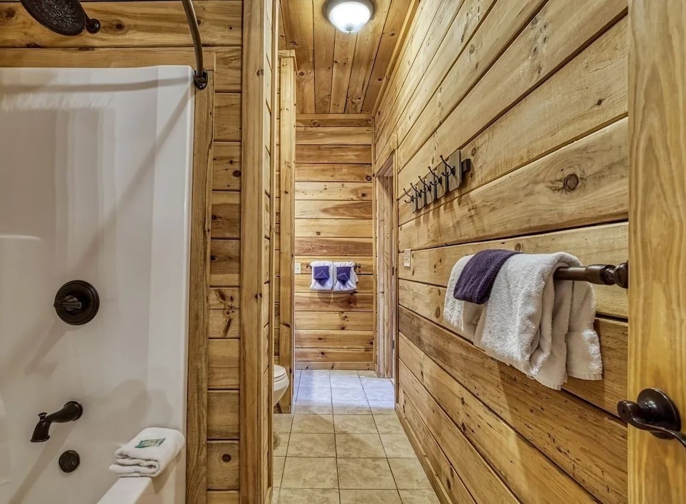 Hillbilly Hideaway 4 Bedroom Cabin