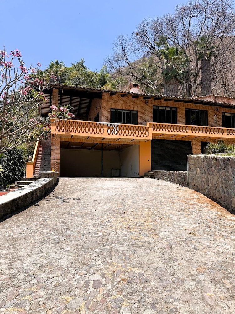 Anana Rancho San Rafael Pool and Lake Views